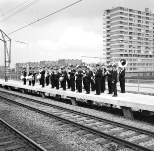 171881 Afbeelding van het N.S.-harmonieorkest tijdens de opening van het nieuwe N.S.-station Vlaardingen West te Vlaardingen.